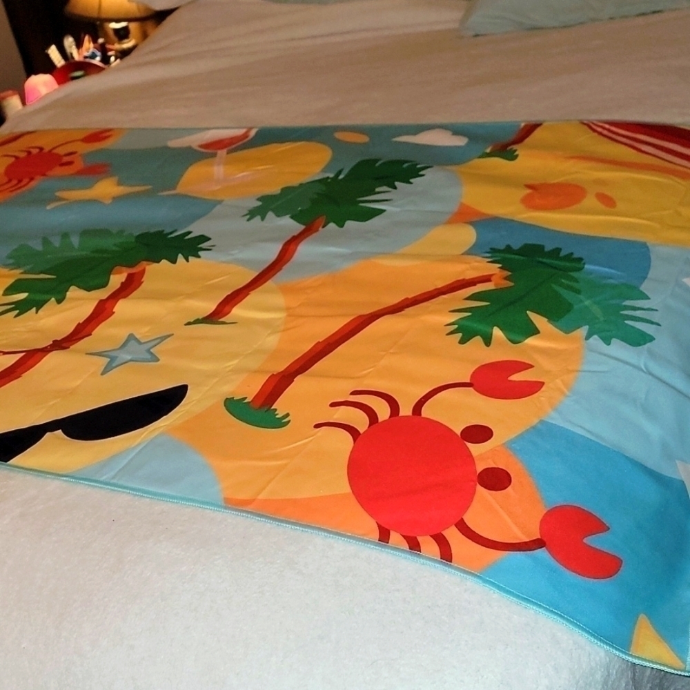 𝅺microfiber quick-dry beach blanket, packs tiny,  Brand new - Picture 3 of 4